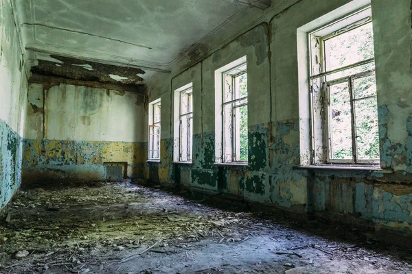 Pequeño edificio industrial abandonado. habitación con ventanas, interior — Foto de Stock