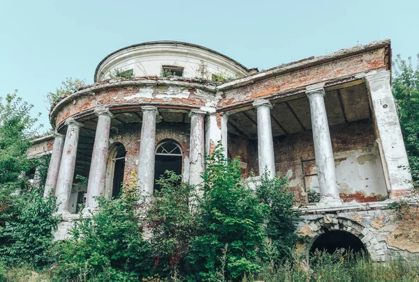 Ruínas abandonadas de mansão, fachada com colunas. Região de Penza, R — Fotografia de Stock