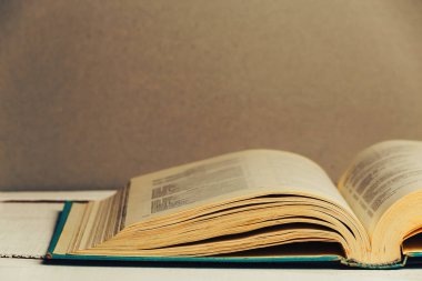 Açık kitap, ahşap masa üzerinde ciltli kitap. Okula dönüş. Kopya alanı. 