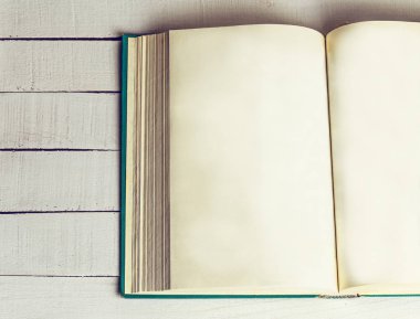 Ahşap arka plan açık kitap. Okula dönüş. Uzay kopyalayın. Üstten Görünüm. Tonda 