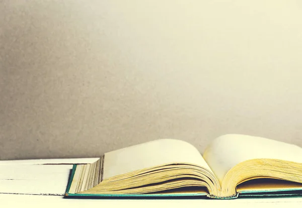 Ouvre le vieux livre sur une table en bois. Espace de copie pour le texte. Nettoyer les pages . — Photo