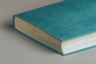 Eski kitap gri masada. Okuma ve bilgi kavramı.