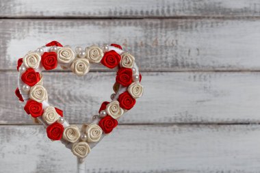 Vintage el yapımı Sevgililer kalp eski rustik ahşap arka plan üzerinde. Kopya alanı.