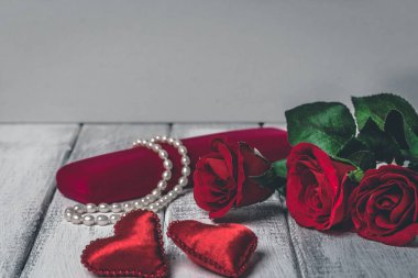 Gül ve hediye kutusu ile Sevgililer günü için kırmızı ısıtır. Kopya alanı