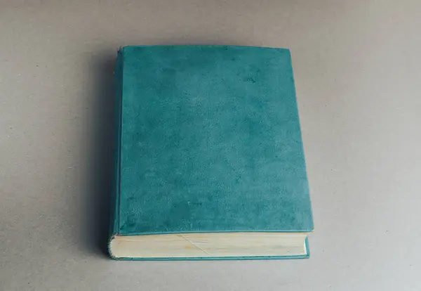 Ancien livre vierge sur gris pour remplacer votre design — Photo