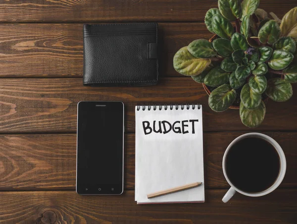 Költségvetési tervezés fogalma. A Jegyzettömb, a word költségvetés felülnézet — Stock Fotó