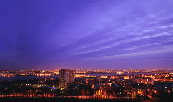 Vista nocturna de la ciudad de Voronezh desde la azotea. Distrito de Birchwood — Foto de Stock