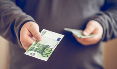 Para yakından el mans. Yüz euro veren adam. sığ derinlik-in tarla. 