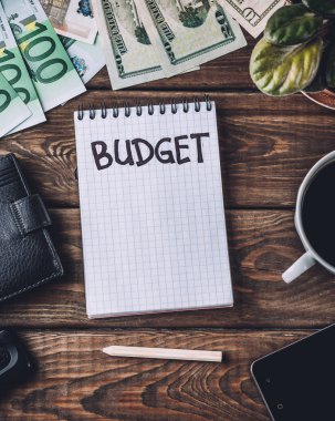 Bütçe planya kavramı. Word bütçe, cep telefonu ile bir not defteri Üstten Görünüm