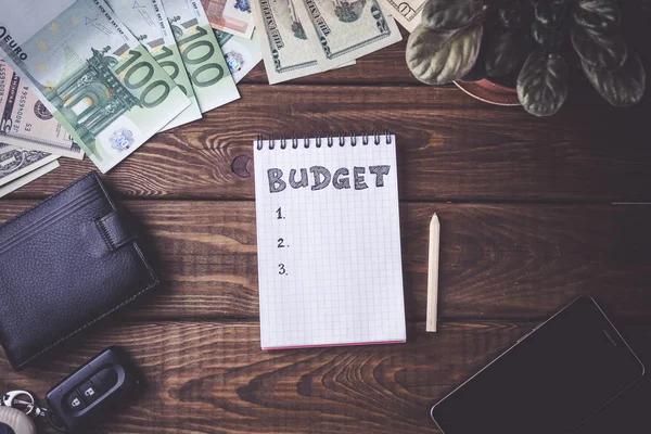 Költségvetési tervezés fogalma. Jegyzék a költségvetés, mozgatható telefon, word csésze kávé — Stock Fotó