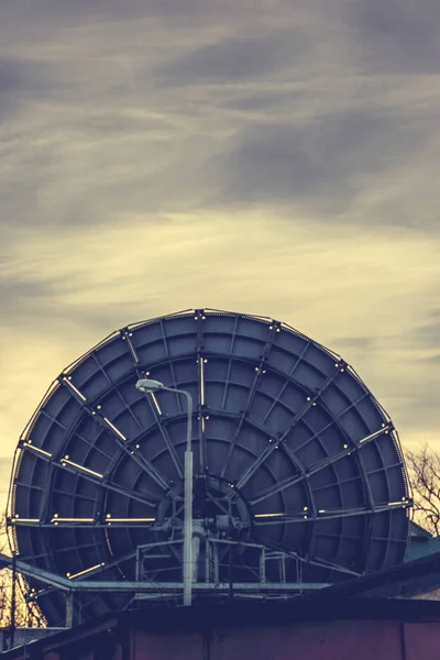 Antenas parabólicas muito grandes em Voronezh, Rússia. Pôr do sol céu fundo . — Fotografia de Stock