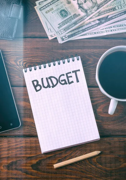 Költségvetési tervezés fogalma. A Jegyzettömb, a word költségvetés, mobiltelefon felülnézet — Stock Fotó