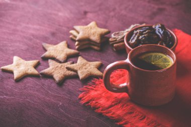 Ev yapımı zencefilli kurabiye, çay limon, tarihler, tarçın ile 