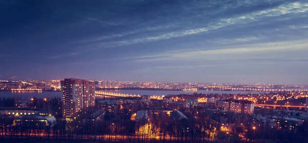 Misteriosa vista dramática nocturna del paisaje urbano de la ciudad de Voronezh después del atardecer. Casas — Foto de Stock