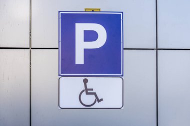 Engelli Park işareti binanın duvarına