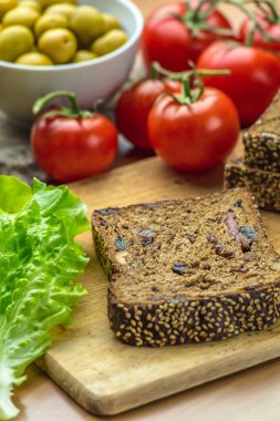 Sağlıklı ve vejetaryen diyet kahvaltı kavramı. Domates, ev yapımı ekmek 