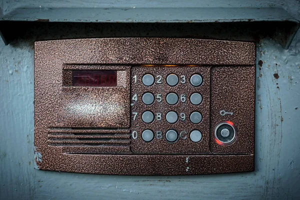 Old intercom on apartment building doors — Stock Photo, Image