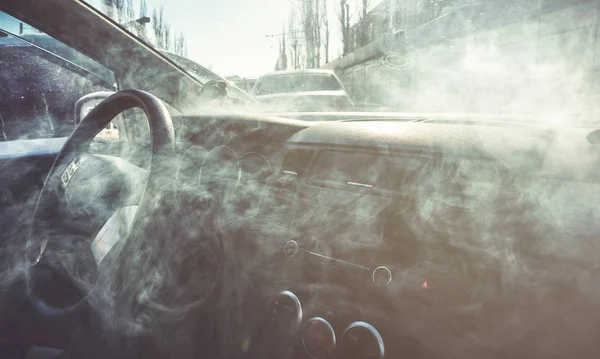 Interior mobil dalam asap atau uap. Vape di dalam mobil. Dapat digunakan sebagai api dalam automob — Stok Foto