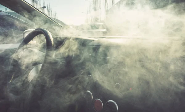 Interior mobil dalam asap atau uap. Vape di dalam mobil. Dapat digunakan sebagai api dalam automob Stok Foto Bebas Royalti