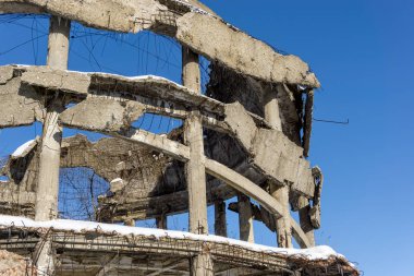 Yıkılan eski bina cephe. Yıkım ve savaş kavramı.