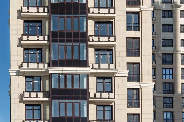 Fachada de apartamento moderno casa plana con balcones y ventanas . — Foto de Stock