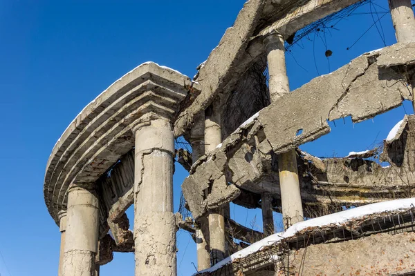 Fachada do hospital destruído na guerra. Rotonda, Voronezh — Fotografia de Stock