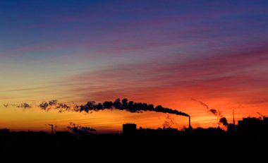 Renkli dramatik günbatımı sanayi bölgesinde şehir. Evlerin siluetleri