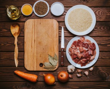 Üstten Görünüm. Pişirme malzemeleri. Metniniz için kopya alanı ile kesme tahtası 