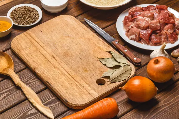 Ingredientes de cocina: carne cruda en rodajas, aceite, especias, ajo, zanahoria, cebolla , — Foto de Stock