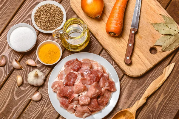 Ingredientes de cocina: carne cruda en rodajas, aceite, especias, ajo, zanahoria, cebolla , — Foto de Stock