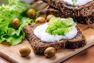 Sağlıklı ve vejetaryen diyet kahvaltı kavramı. Ev yapımı ekmek peynir krem ile