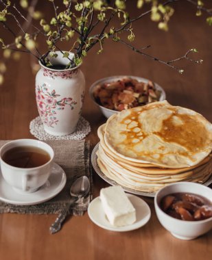 Sabah vejetaryen kahvaltı. Lezzetli ev yapımı kek veya blini, cup yığını