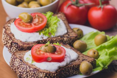 Sağlıklı ve vejetaryen diyet kahvaltı kavramı. Ev yapımı ekmek peynir krem ile