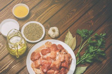 Malzemeler pişirme: dilimlenmiş çiğ et, yağ, baharat, sarımsak, defne yaprağı ve maydanoz 