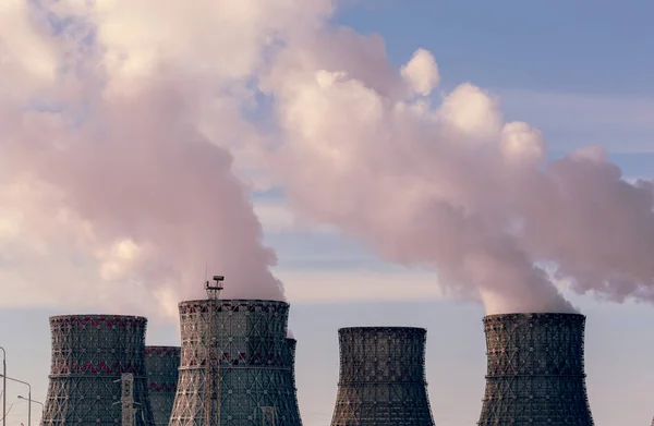 Pipa pabrik atau menara pendingin pembangkit listrik tenaga nuklir dengan uap. Lingkungan Hidup — Stok Foto