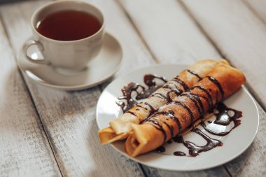 Lezzetli kahvaltı. Ev yapımı kek ya da blini krem çikolata ve Kupası 