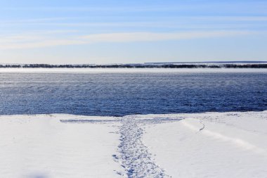 Karda suya trodden yolu. Kışın değil donmuş göl. 