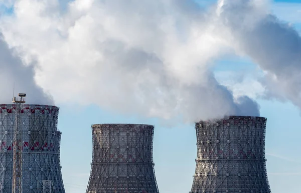Pemandangan menara pendingin pembangkit listrik tenaga nuklir dengan asap atau uap putih — Stok Foto