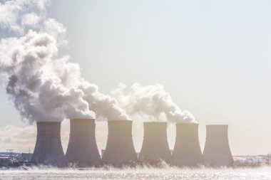 Soğutma kuleleri bir nükleer enerji istasyonu veya Npp kalın duman ile  