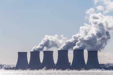 Soğutma kuleleri bir nükleer enerji istasyonu veya Npp kalın duman ile 