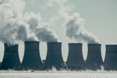 Soğutma kuleleri Npp veya nükleer enerji santrali ile kalın duman. Koyu tonlu görüntü.