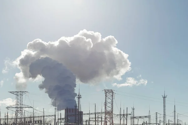 Torri di raffreddamento di NPP o centrale nucleare con fumo denso — Foto Stock