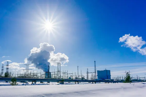 Landschap met weergave van Nuclear power Plant wolken van dikke rook op blauwe hemel — Stockfoto