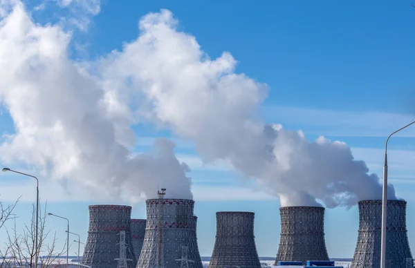 Mendinginkan menara pembangkit listrik tenaga nuklir atau NPP — Stok Foto