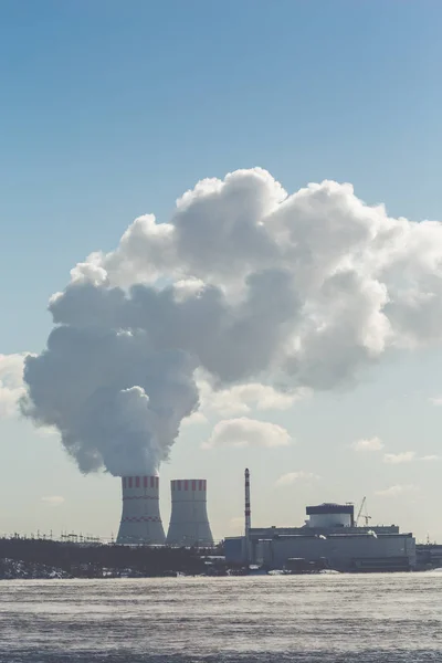Pembangkit listrik tenaga nuklir. Awan asap tebal di latar langit biru. Salin ruang — Stok Foto