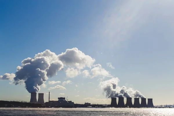 Paesaggio con vista della centrale nucleare da stagno di raffreddamento . — Foto Stock