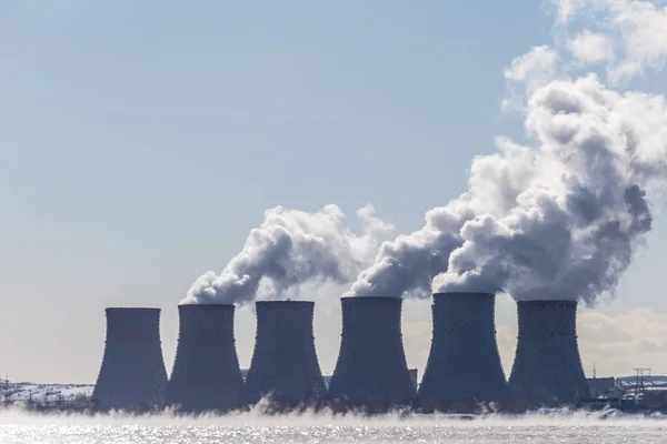 Mendinginkan menara pembangkit listrik tenaga nuklir atau NPP dengan asap tebal — Stok Foto