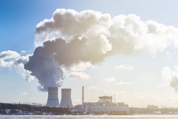 Paesaggio con vista della centrale nucleare da stagno di raffreddamento . — Foto Stock