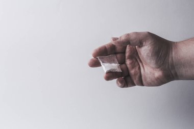Kokain toz el tutan Plastik paket veya başka bir uyuşturucu mans. Uyuşturucu satıcısı