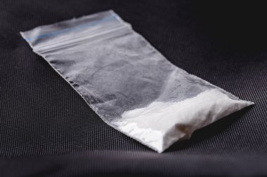 Siyah arka plan, makro closeup fotoğraf üzerine Plastik paket kokain. Bölümü 